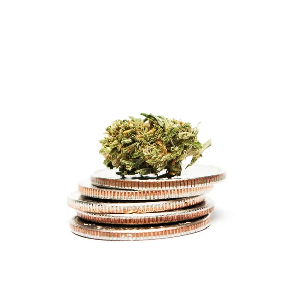 Marihuana Con Monedas Dinero Aisladas Sobre Fondo Blanco —  Fotos de Stock