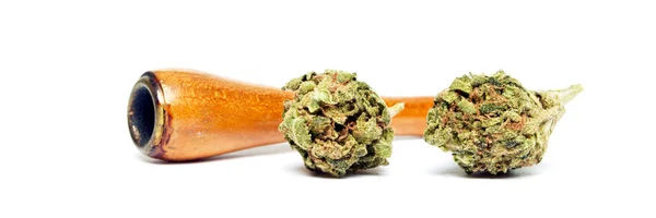 マリファナと喫煙パイプ薬物中毒の概念 医療用マリファナの概念 — ストック写真