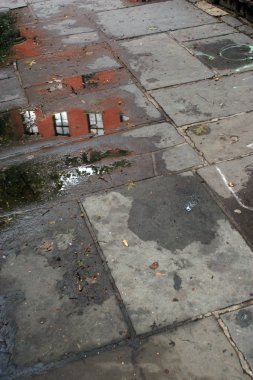 Bina yansıması ile ıslak fayans yol arka plan