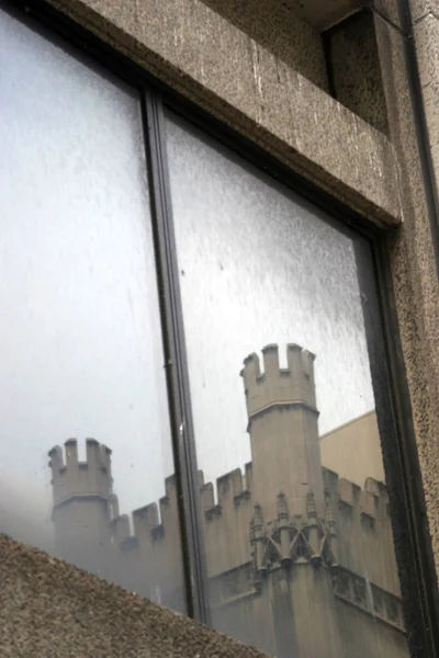 Vieux Piles Château Réfléchissant Dans Fenêtre Bâtiment — Photo