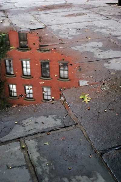 Våt Kakel Väg Bakgrund Med Att Bygga Reflektion — Stockfoto