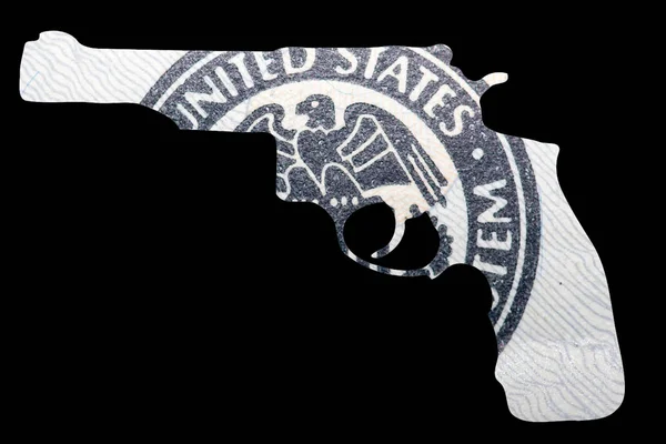 枪和钱 代表美国的枪击案自动手枪的形状超过了美元钞票的细节 — 图库照片