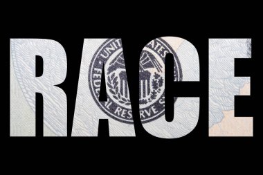 Siyah arka plan içinde dolar banknot doku ile Yarış yazıtı