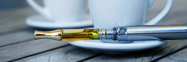 Penna Vaporizzatore Tazze Superficie Legno Vaporizzando Olio Marijuana Vaporizzatore Cannabis — Foto Stock