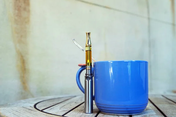 Penna Vaporizzatore Tazza Superficie Legno Vaporizzando Olio Marijuana Vaporizzatore Cannabis — Foto Stock