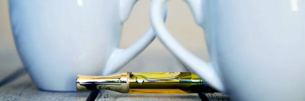 Penna Vaporizzatore Tazze Superficie Legno Vaporizzando Olio Marijuana Vaporizzatore Cannabis — Foto Stock
