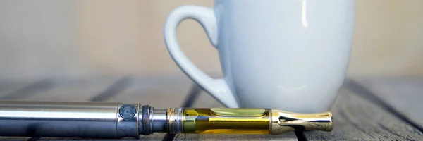 Penna Vaporizzatore Tazza Superficie Legno Vaporizzando Olio Marijuana Vaporizzatore Cannabis — Foto Stock