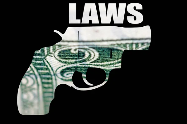 銃と金だアメリカでの銃撃事件を代表する アメリカドル法案と法律の碑文の詳細上の銃の形状 — ストック写真