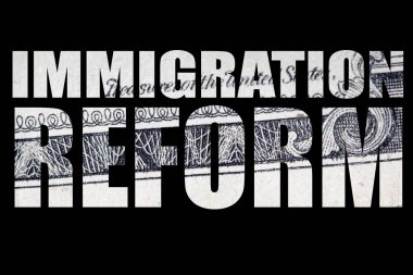 Siyah arka plan üzerinde para ile Göçmenlik reformu