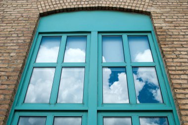  Büyük mavi pencere ve yansıma ile bina