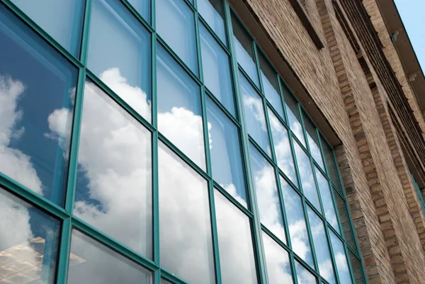 Edificio Con Gran Ventana Azul Reflejo — Foto de Stock