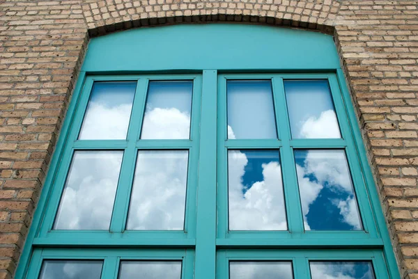 Büyük mavi pencere ve yansıma ile bina