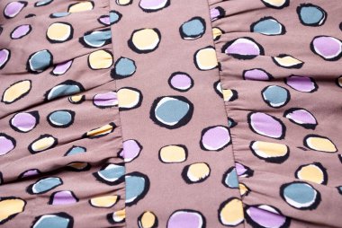 Bej arka planda renkli daireler içeren kumaş