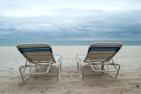 海景の背景を持つビーチの2つのサンベッド — ストック写真