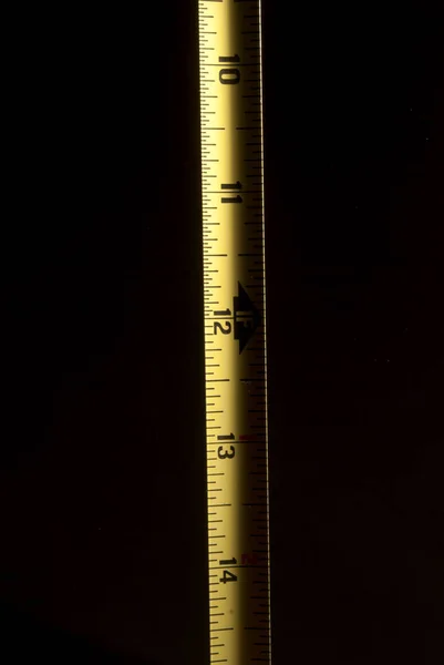 Желтая Измерительная Лента Черном Фоне — стоковое фото