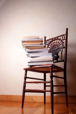 Vintage ahşap sandalye kitap yığını