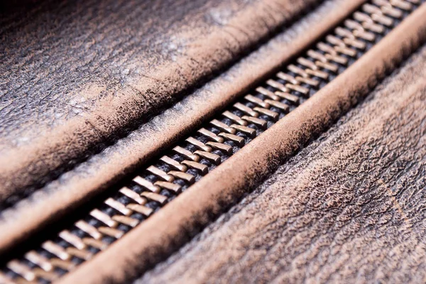 Metallic Rits Met Bruin Lederen Oppervlakte Achtergrond — Stockfoto