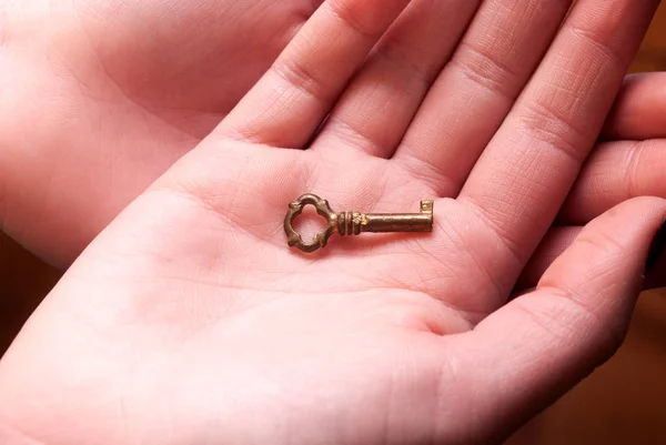 Goldhände Mit Kleinem Schlüssel — Stockfoto