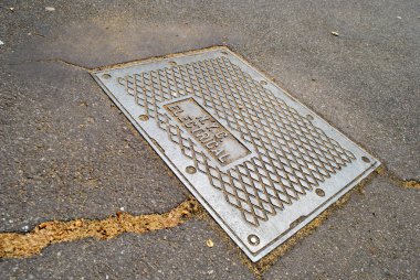 Desenli metalik sokak plakası