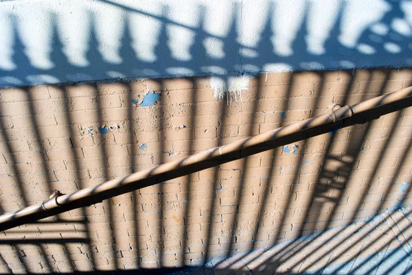 Çit Gölgesi Ile Tuğla Duvar Arka Plan — Stok fotoğraf