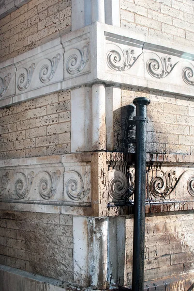 Ancien Bâtiment Avec Motif Floral Sur Façade — Photo