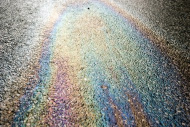 Gökkuşağı benzinsplat ile Asfalt yol