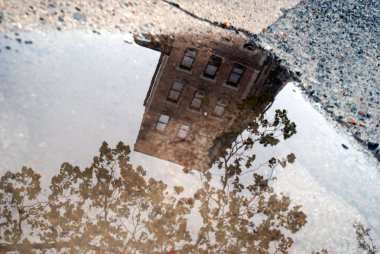 Yansıma ile yağmur dan sonra ıslak asfalt yol