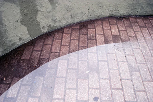 反射と雨の後の湿ったアスファルト道路 — ストック写真