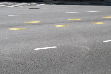 Boya izleri ile asfalt yol