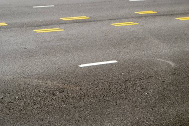 Boya izleri ile asfalt yol