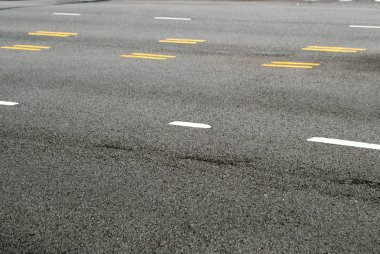 Boya izleri ile asfalt yol