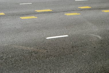 Boya izleri ile asfalt yol