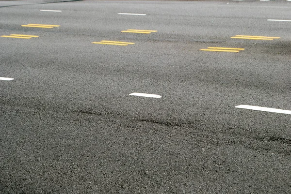 Boya izleri ile asfalt yol