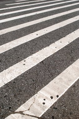 Zebra işaretleri ile dokulu yol yüzeyi