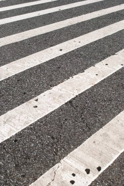 Zebra işaretleri ile dokulu yol yüzeyi