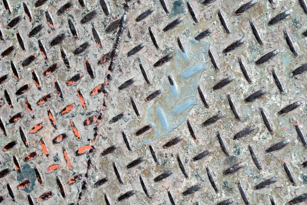 Metallic street plate with pattern