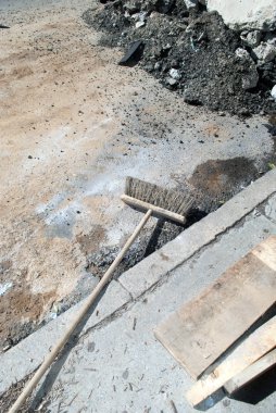 İşaretli dokulu yol yüzeyi ve kirli fırça paspası