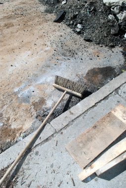 İşaretli dokulu yol yüzeyi ve kirli fırça paspası