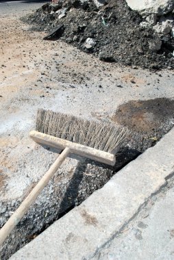 İşaretli dokulu yol yüzeyi ve kirli fırça paspası