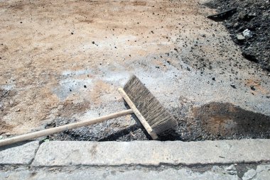 İşaretli dokulu yol yüzeyi ve kirli fırça paspası