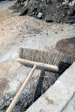 İşaretli dokulu yol yüzeyi ve kirli fırça paspası