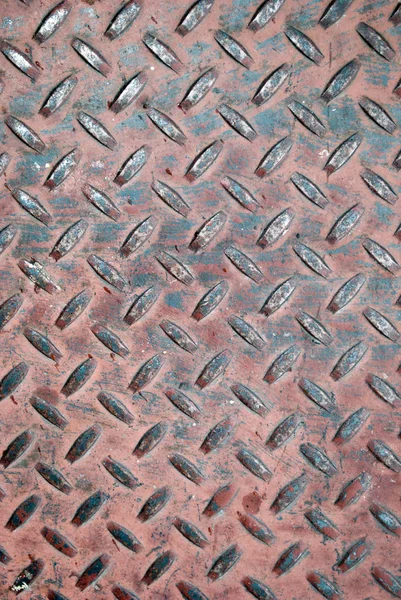 Metallic street plate with pattern