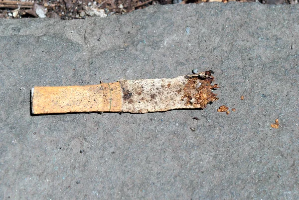 Mal Cigarrillo Roto Camino Asfalto — Foto de Stock
