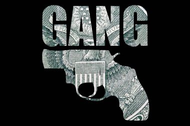 Çete harfleri olan silah, siyah arka planda para..