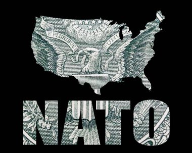 NATO harfleri ile ABD harita silueti, siyah arka plan üzerinde para.