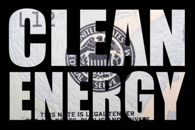 Siyah arka plan üzerinde dolar para ile temiz enerji metni.