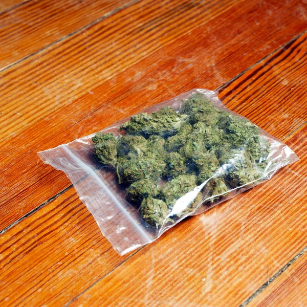 Poupata Marihuany Plastovém Obalu Dřevěné Ploše — Stock fotografie