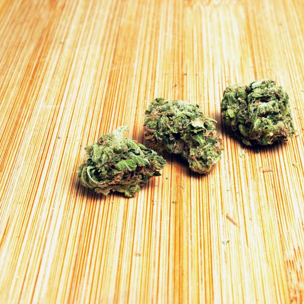Marihuana Knoppen Houten Oppervlak — Stockfoto