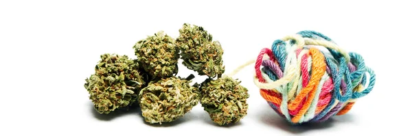 Haufen Getrockneter Cannabis Knospen Mit Regenbogenfaden Isoliert Auf Weißem Hintergrund — Stockfoto
