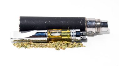 Tıbbi amaçlar için beyaz arka planda izole edilmiş Cbd kenevir yağı.